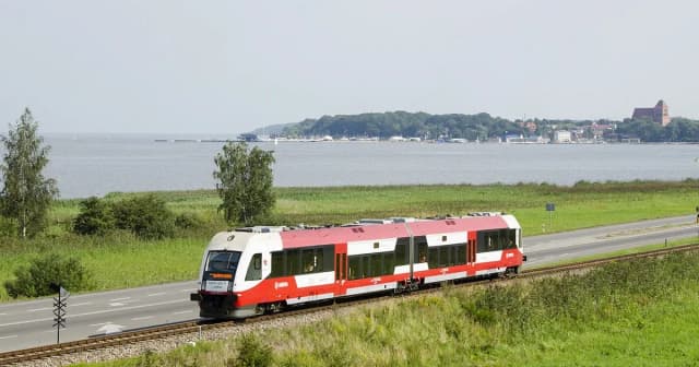 Jak dojechać na Hel pociągiem – szybkie połączenia i najlepsze ceny Jak dojechać na Hel pociągiem – szybkie połączenia i najlepsze ceny